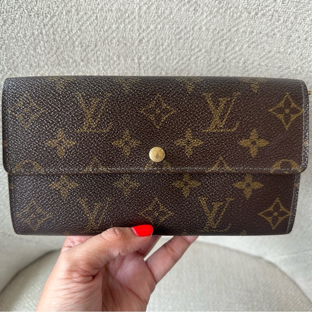 Louis Vuitton Classic Monogram Sarah Wallet comes with COA